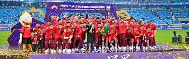 皇冠体育入口-球员自宣、球迷机场宣取代“官宣”？每年海港冬训出征，为何总当保密局局长